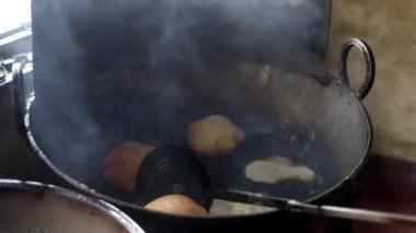 Bhature cholley için Hint ekmeği yapıyorum..