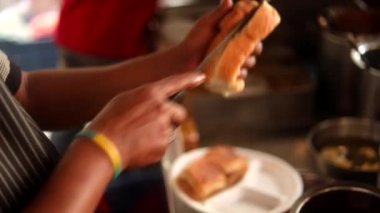 Kızartma tavasında Hint sokak vada pav yeşil turşu, kırmızı domates sosu ve masala ile servis edilir..