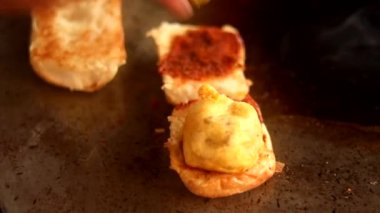 Kızartma tavasında Hint sokak vada pav yeşil turşu, kırmızı domates sosu ve masala ile servis edilir..