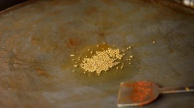 Vada pav ve Bhaji için bezelye ile Hint kırmızı sosu yapmak..