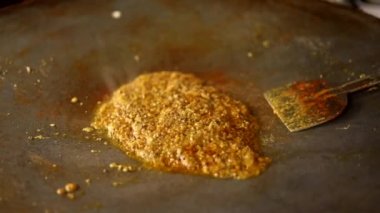 Vada pav ve Bhaji için bezelye ile Hint kırmızı sosu yapmak..