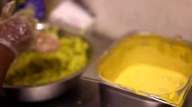 Besan ve diğer Hint baharatlarıyla marine edilmiş patates köftesi yapmak..