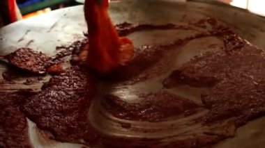 Hint Pav Bhaji. Hint kırmızı soslu bhaji yapmak pau ya da tavada ekmek ile servis edilir, üzerine soğan ve Hint baharatları konur..