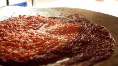 Hint Pav Bhaji. Hint kırmızı soslu bhaji yapmak pau ya da tavada ekmek ile servis edilir, üzerine soğan ve Hint baharatları konur..