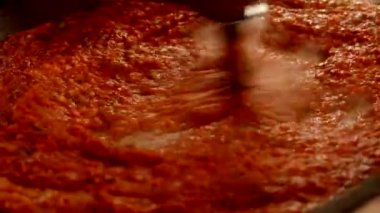 Hint Pav Bhaji. Hint kırmızı soslu bhaji yapmak pau ya da tavada ekmek ile servis edilir, üzerine soğan ve Hint baharatları konur..