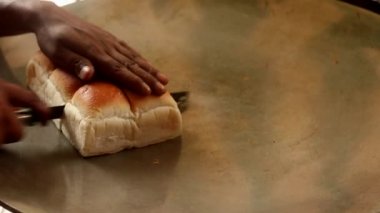 Hint Pav Bhaji. Hint kırmızı soslu bhaji yapmak pau ya da tavada ekmek ile servis edilir, üzerine soğan ve Hint baharatları konur..