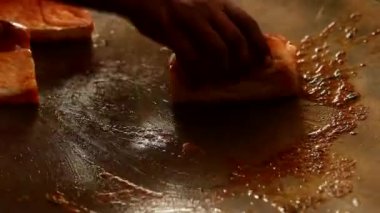 Hint Pav Bhaji. Hint kırmızı soslu bhaji yapmak pau ya da tavada ekmek ile servis edilir, üzerine soğan ve Hint baharatları konur..