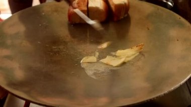 Hint Pav Bhaji. Hint kırmızı soslu bhaji yapmak pau ya da tavada ekmek ile servis edilir, üzerine soğan ve Hint baharatları konur..