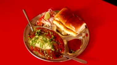 Hint Pav Bhaji. Hint kırmızı soslu bhaji yapmak pau ya da tavada ekmek ile servis edilir, üzerine soğan ve Hint baharatları konur..