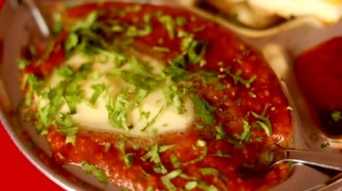 Hint Pav Bhaji. Hint kırmızı soslu bhaji yapmak pau ya da tavada ekmek ile servis edilir, üzerine soğan ve Hint baharatları konur..