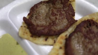 Bir tabak lezzetli koyun eti, galouti kebabı, otantik Hint ekmeği parantha ve baharatıyla servis ediliyor..