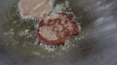 Hint usulü koyun eti kebabı büyük bir tavada ya da tavada pişiriyorum..