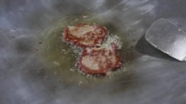 Hint usulü koyun eti kebabı büyük bir tavada ya da tavada pişiriyorum..