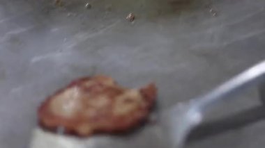 Hint usulü koyun eti kebabı büyük bir tavada ya da tavada pişiriyorum..