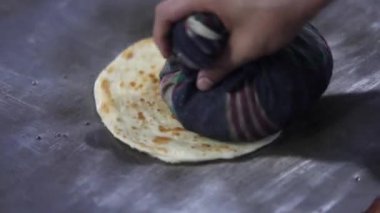 Büyük bir pan-tawa 'da Hint ekmeği pişirmek..