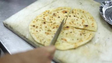 Büyük bir pan-tawa 'da Hint ekmeği pişirmek..