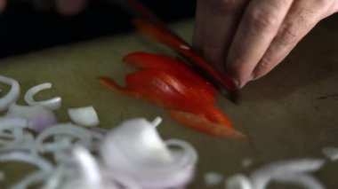 Tahtada sebze, soğan, biber ve biber doğruyorum..