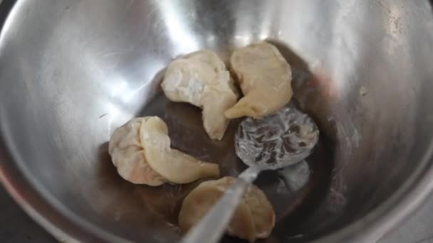 Momos Pollo Vapor Afganos Marinado Crema Especias Servidas Con Cebolla — Vídeos de Stock