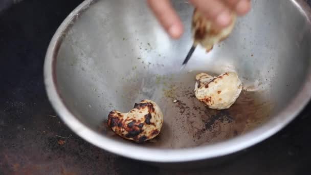 Afghánské Dušené Kuřecí Momos Marinované Smetaně Koření Podávané Cibulí Červenou — Stock video