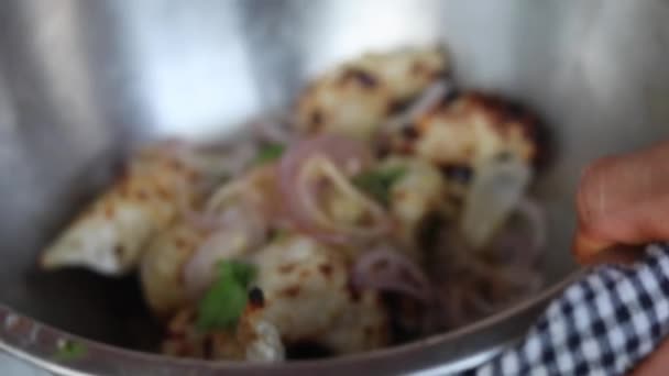 Momos Pollo Vapor Afganos Marinado Crema Especias Servidas Con Cebolla — Vídeo de stock