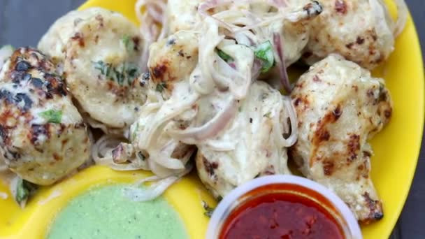 Afghani Steamed Chicken Momos Marinated Cream Spices Served Onions Red — Stock Video