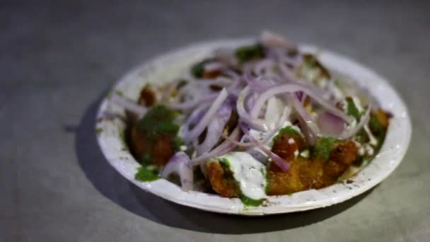 Placa Indio Calle Aloo Tikki Chaat Delhi — Vídeo de stock