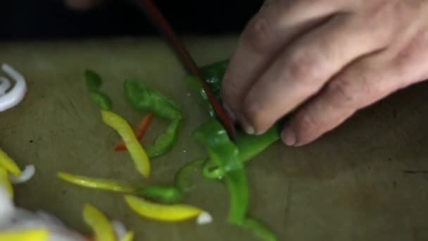 Picar Verduras Cebolla Chiles Pimiento Tabla Cortar — Vídeo de stock