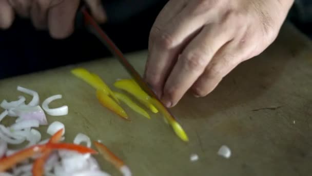 Gemüse Zwiebeln Chilischoten Und Paprika Auf Schneidebrett Hacken — Stockvideo