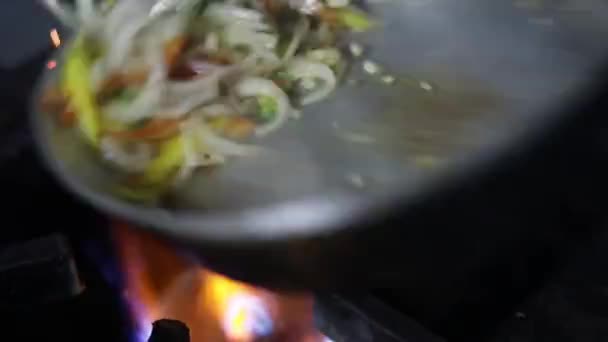 Saltear Verduras Una Sartén — Vídeo de stock