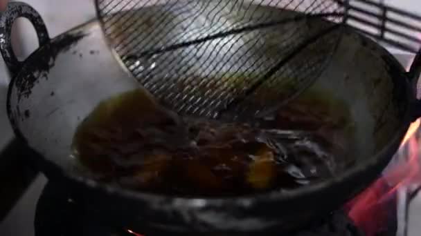 鍋の中のモモのフライ — ストック動画