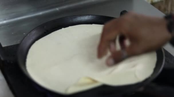 Matlagning Indisk Bröd Parantha Enorm Indisk Pan Gata Matrestaurang — Stockvideo