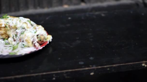 Курячий Курорт Тікка Барбекські Шматочки Безкісткової Курки Мариновані Битим Яйцем — стокове відео