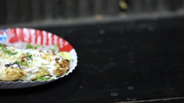Csirke Reshami Tikka Csontozott Csirkemell Grillezett Darabjai Indiai Cserzőajtóban Vagy — Stock videók