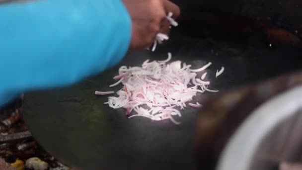 Індійська Вулична Курча Карамелізованою Цибулею Маслом Прохолодним Пряним Соусом Овочами — стокове відео