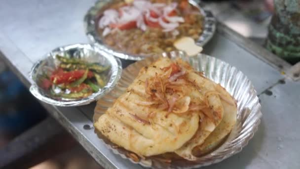 Indiai Utcai Chole Kulcha Karamellizált Hagymával Vajjal Hűvös Fűszeres Mártással — Stock videók