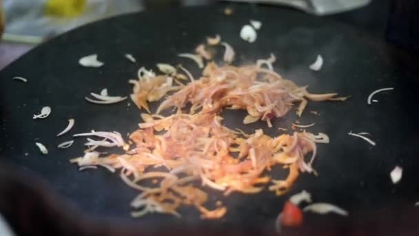 Indyjska Uliczna Chole Kulcha Zwieńczona Karmelizowaną Cebulą Masłem Chłodnym Pikantnym — Wideo stockowe