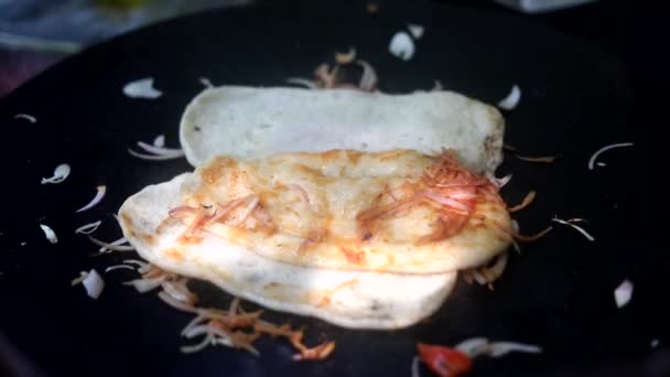 Indyjska Uliczna Chole Kulcha Zwieńczona Karmelizowaną Cebulą Masłem Chłodnym Pikantnym — Wideo stockowe