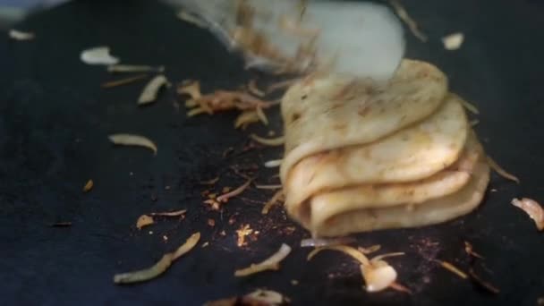 Indická Pouliční Chole Kulcha Karamelizovanou Cibulí Máslem Studenou Kořeněnou Omáčkou — Stock video