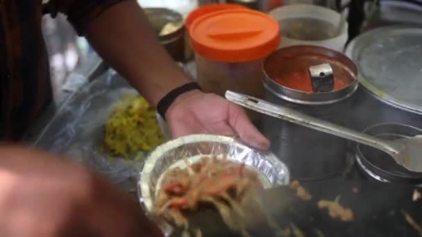 Indiase Straatchole Kulcha Belegd Met Gekarameliseerde Uien Boter Fris Kruidige — Stockvideo