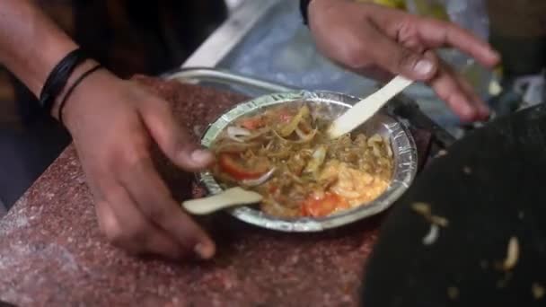 Indian Street Chole Kulcha Toppad Med Karamelliserad Lök Smör Kylig — Stockvideo