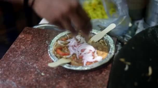 Indická Pouliční Chole Kulcha Karamelizovanou Cibulí Máslem Studenou Kořeněnou Omáčkou — Stock video