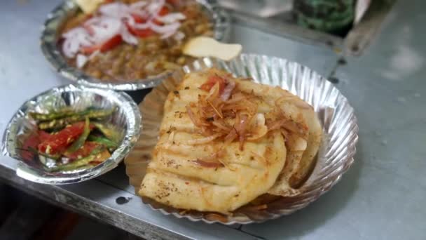 Chou Rue Indien Kulcha Garni Oignons Caramélisés Beurre Sauce Épicée — Video