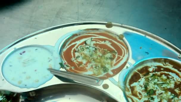 Gefülltes Indisches Brot Naan Thali Mit Dal Makhni Paneer Salat — Stockvideo