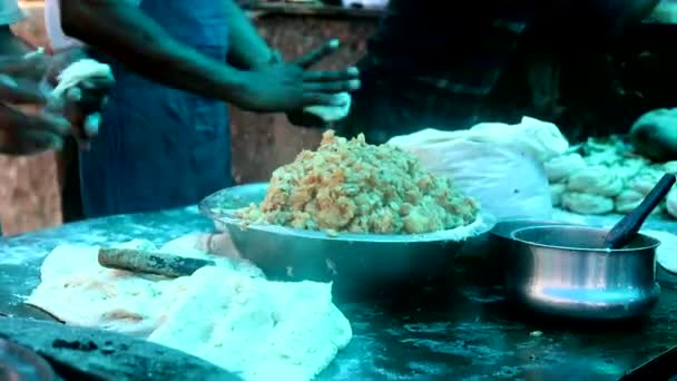 Gevuld Indiaas Brood Naan Thali Met Dal Makhni Paneer Salade — Stockvideo