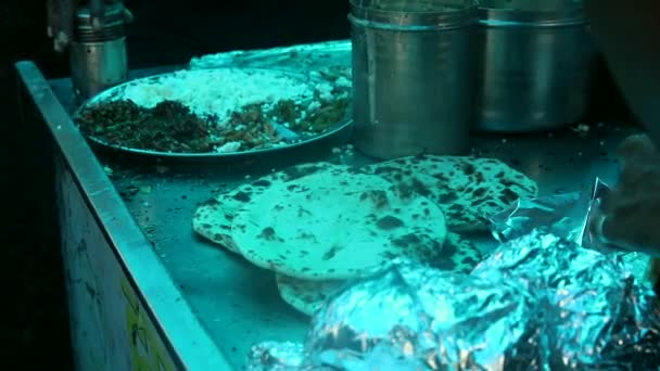Pão Indiano Recheado Naan Thali Com Dal Makhni Paneer Salada — Vídeo de Stock