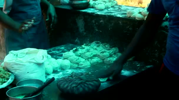 Фаршированный Индийский Хлеб Наан Тали Даль Махни Панир Салат Райта — стоковое видео