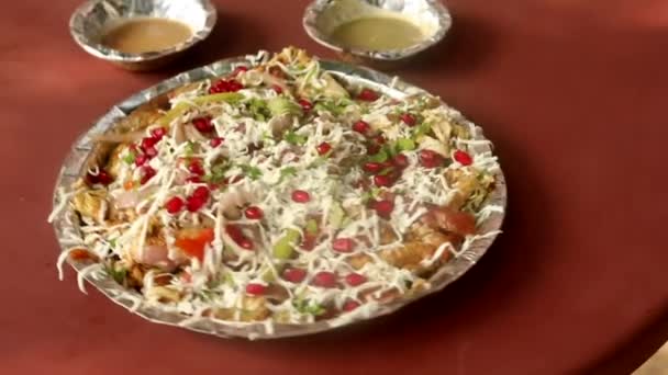 Ινδικού Στυλ Ομελέτα Πίτσα Αυγό Ολοκληρώνεται Τυρί Σάλτσες Γαρνιτούρα Και — Αρχείο Βίντεο