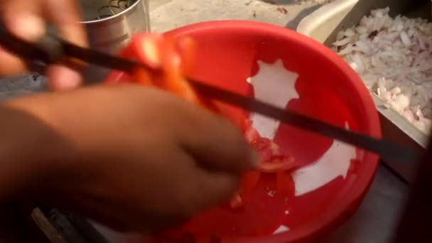 Rote Tomaten Einem Indischen Street Food Restaurant Hacken — Stockvideo