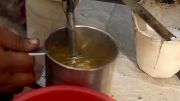 Ινδικού Στυλ Ομελέτα Πίτσα Αυγό Ολοκληρώνεται Τυρί Σάλτσες Γαρνιτούρα Και — Αρχείο Βίντεο