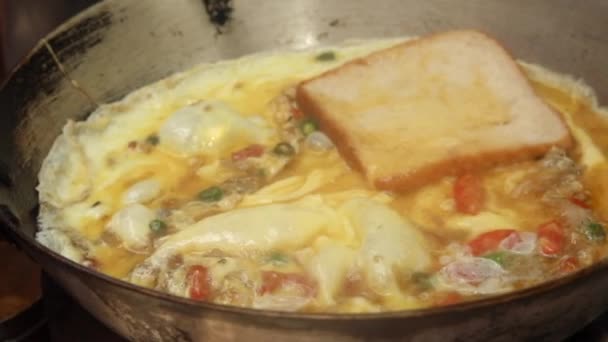 Indian Style Egg Pizza Omelette Topped Cheese Sauces Garnish Vegetables — Stock Video